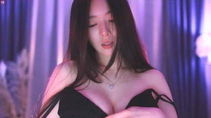 Discover the Hottest Asian Girlfriend in Exclusive Video - 2024